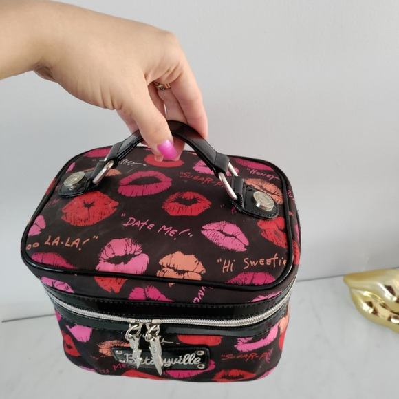 ✨RARE BETSEY JOHNSON LIPS MAKEUP BAG TRAVEL COSMETICS BAG BETSEY JOHNSON KISS✨ - Picture 3 of 6